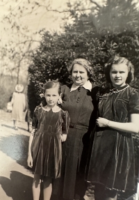Marie Keprtová with her mother and older sister Olga