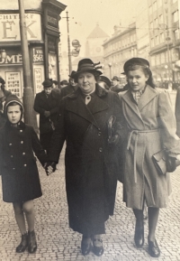 Marie Keprtová with her mother and older sister Olga