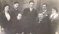The family of the witness's father, Ewald Frey, in the 1930s, father in the middle 