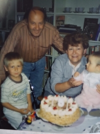 Josef Jelinek with wife and grandchildren in Australia, 1989
