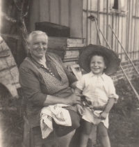 Grandmother Františka Buchmüllerová with witness, Žamberk, garden, circa 1943
