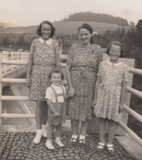 Pastviny Dam crest, sister Dana, brother Jiří, mother Ludmila, Zdeňka, 22 June 1947
