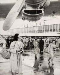 Olga Fikotová at Istanbul airport, 1950s
