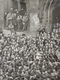 Crowd of fans in Old Town Square came to the wedding of Fikotová and Connolly, 1957