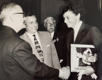 Olga Fikotová with the then Mayor of Melbourne, after winning the gold medal, 1956
