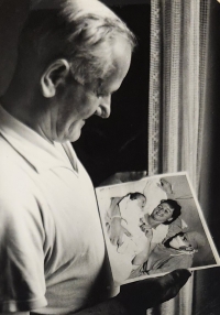 Olga Fikotova's father with a photo of his first grandchild