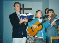 Peter Morée on the left, in the Evangelical congregation in Spořilov, 1996