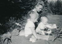 Peter Morée sitting with a book, with his mother and older brother, 1965