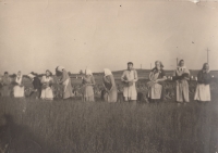 Women in Bousín plucking flax