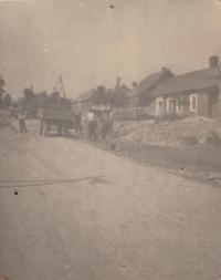 Clearing broken houses in Bousín after the war