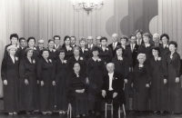 Marie Fejtková (fifth from the bottom left) with the Jaromír choir in 1986
