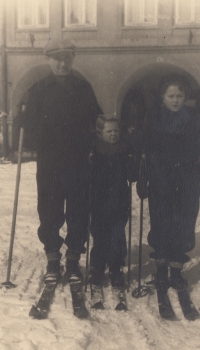 Marie Fejtková in the middle with her father and brother Jaromír in the square in Jaroměř in 1947