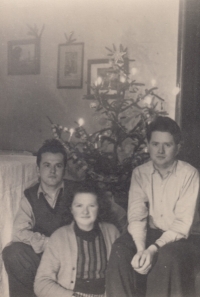 Marie Fejtková with her brother Jiří (left) and brother Jaromír (right) on Christmas 1958