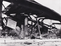 The witness has this photo from František Veselý, whose father worked in Písek for Zítřek and was perhaps the author of the photo. It shows the aftermath of an air raid, which he witnessed first-hand - an air raid on the station, a pipe-making plant and a Hungarian ambulance train. The photograph shows the station building.