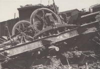The witness has this photo from František Veselý, whose father worked in Písek for Zítřek and was perhaps the author of the photo. It shows the aftermath of an air raid, which he witnessed first-hand - an air raid on the station, a pipe-making plant and a Hungarian ambulance train.