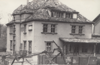 The witness has this photo from František Veselý, whose father worked in Písek for Zítřek and was perhaps the author of the photo. It shows the aftermath of an air raid, which he witnessed first-hand - an air raid on the station, a pipe-making plant and a Hungarian ambulance train.