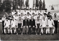 útočník Igor Frič, Slovan Bratislava, stredný rad, piaty zľava 