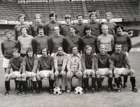 útočník Igor Frič, Sparta Praha, dolný rad prvý zľava 