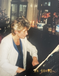 Eva Černíková při hře na klavír
