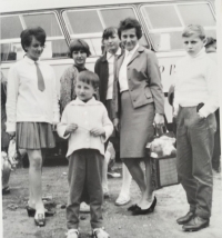 Igor Fričo (prvý zľava) s mamou Jolanou a súrodencami - sestrou Soňou (prvý zprava) a bratom Otom (vstrede)