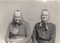 On the left is the mother of the witness, on the right her brother's wife Božena, 1940s to 1950s