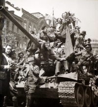 Rudá armáda na Václavském náměstí 9. 5. 1945 - autor fotografie Ladislav Škvor