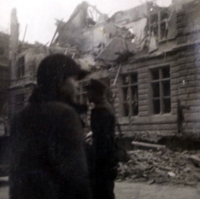 Vladimír Škvor u jednoho z rozbombardovaných domů (pravděpodobně Vinohrady) po velkém náletu na Prahu v únoru 1945 - autor fotografie Ladislav Škvor