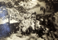 Stavění barikády v ulici, fotografii pořídil otec pamětníka Ladislav Škvor z okna jejich bytu 