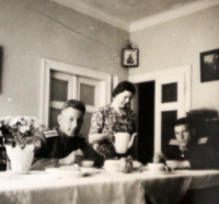 Důstojníky Rudé armády hostí maminka Vladimíra Škvora (květen 1945) - autor fotografie Ladislav Škvor