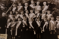 Jindřich Mühlberger (third from the left in the 1st row), husband of the witness, at primary school 