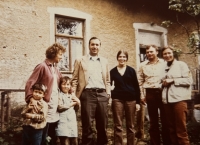 In front of the rectory in Horní Dubenky. From left Jana Kašparová, Jan Litomiský, visitors from America, 1974