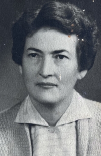 Mother before arrest, 1947