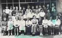 Class 6. C, final school photo. Helena Winkler third from right in the middle row ("the one without the Pioneer scarf")