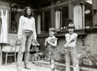 Helena with daughter and son