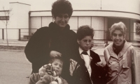 Daniela Hammer-Tugendhat with her sons Matthias and Lukas and Hanna Lambek, the eldest daughter of Grete Tugendhat, 1990