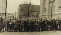 Group photo in front of the school in Kuks, undated, likely on 1 May