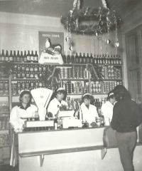 Květuše Plášilová (second left), apprentice shop in Hronov, 1961