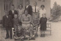 Jan Vlach (top row, 2nd from right) in 1943 in the children's home in Pacov, with the director of the home.