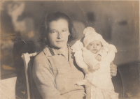 Jan Vlach with his mother in 1931, before he was handed over to foster parents in Mohuřice.