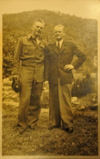 Josef Brázda v uniformě, vlevo