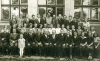School photo of Josef Prejda's teachers and classmates in the final year of primary school in Melč, 1951. Josef Prejda's former class teacher Medek is sitting at the bottom, sixth from right