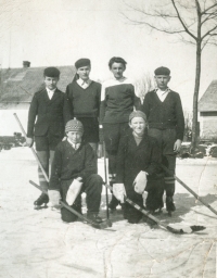 Friends on the pond in Uhlířov captured during their favourite sport, ice hockey. Top row from the left: Jan Glos, Milan Mruzek, Břetislav Bajer, Josef Prejda; bottom row from left: Jan Lampa and Josef Lampa. Early 1950s
