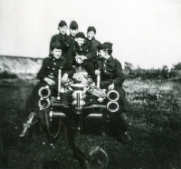 Fire brigade competition team from Uhlířov that Josef Prejda led in 1958; the child members were born in 1947-1948