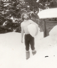 Kiss Radomír in winter at the cottage (1986)
