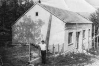 Alois Klepáček at his house in St. Helena, Banat, 1976