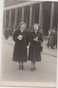 Manželka a sestra Jiřina v Karlových Varech, manželka vlevo