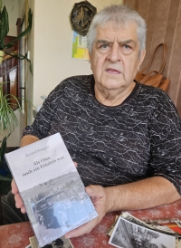 Marián Kvarda with a book by Richard Krappel, a displaced German who used to live in his place of residence