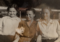 Marie Mühlbergerová (far left) on a trip in Luhačovice