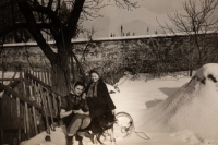 Marie Mühlbergerová with her mother Frantiska Dvořáková in Šitbořice (1942)