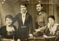 Eva Eisner's father Artur Bloch with his three sisters in Vienna, 1914